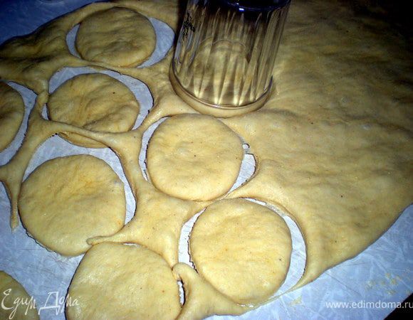 На присыпанном кукурузной мукой столе,слегка раскатать тесто.Примерная толщина 1,5см.Вырезать с помощью стакана кружки.Тогда получатся маленькие булочки как у меня,а если нужны большего размера,то соответственно вырезать нужно более широкой формой.