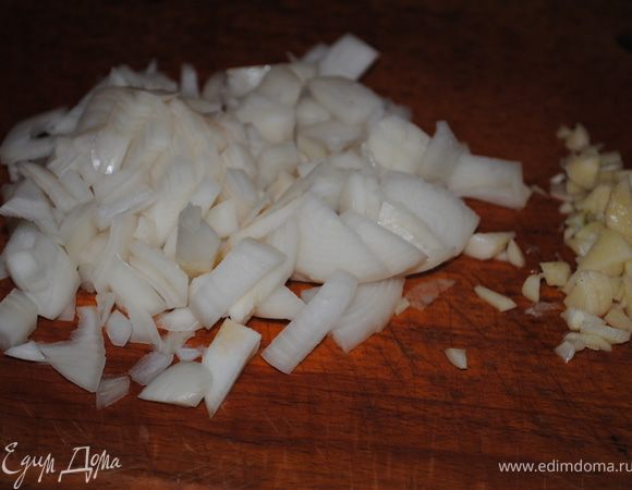 Пассировать на сковороде мелко порезанный лук и чеснок.