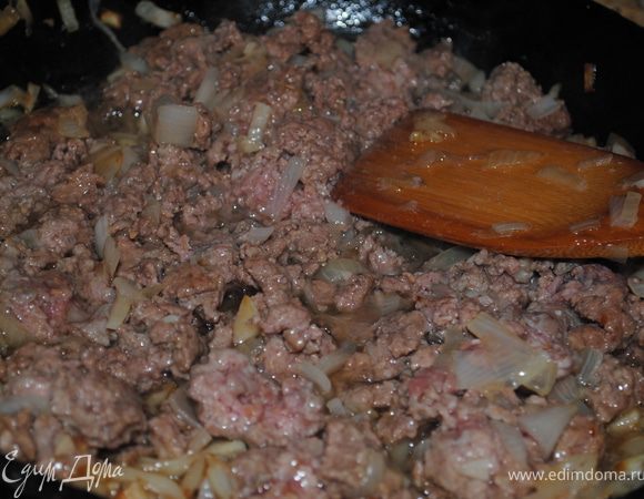 Добавить к луку фарш и обжаривать около 10-15 минут.