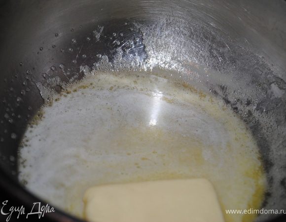 Добавить к маслу муку, перемешать, влить немного молока, перемешать и добавить молоко, непрерывно помешивая пока не загустеет соус.