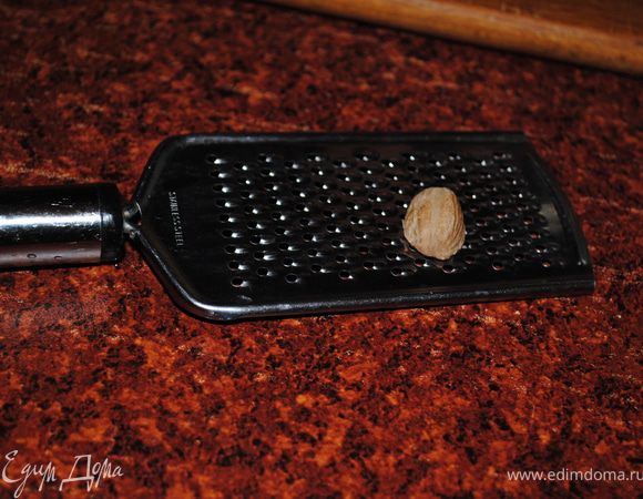 В конце добавляем мускатный орех, соль и перец.