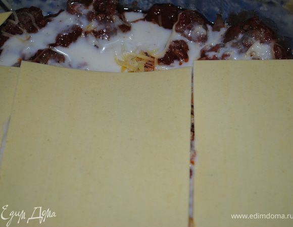 Форму смазать маслом.На дно формы уложить листья лазаньи, сверху слой фарша (1/2 часть), слой тертого сыра, соус, затем снова листья лазаньи.