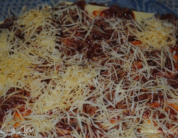 В конце все полить остатками соуса, и все хорошо затереть сыром. И ставим в духовку на 30 минут.