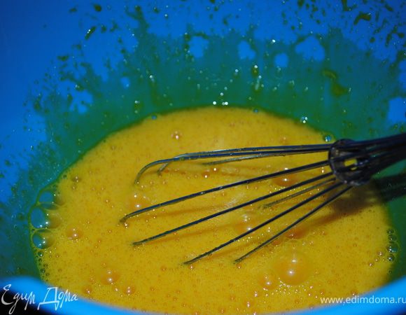 Отделить белки от желтков. Добавить в желтки половину сахара и взбить. Добавляем крахмал, какао, муку, разрыхлитель и все хорошенько взбиваем.