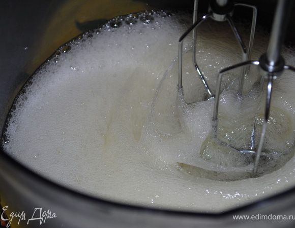 Отдельно взбиваем белки с оставшимся сахаром. Смешиваем две массы, хорошо перемешиваем и выливаем в форму. Запекаем 40 минут.