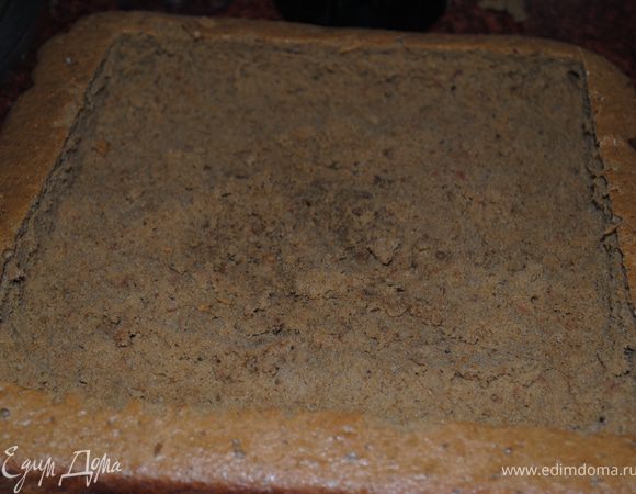 Когда торт полностью остынет, острым ножом срезаем верх, чтобы получилось углубление, немного мякоти вынимаем оставляя бортики.