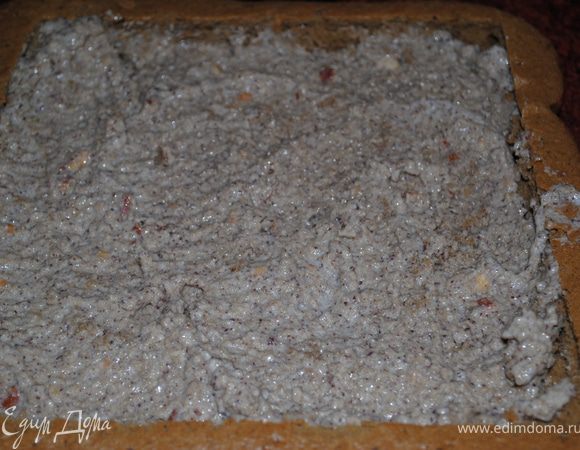 В торт первым слоем выкладываем первую половину крема