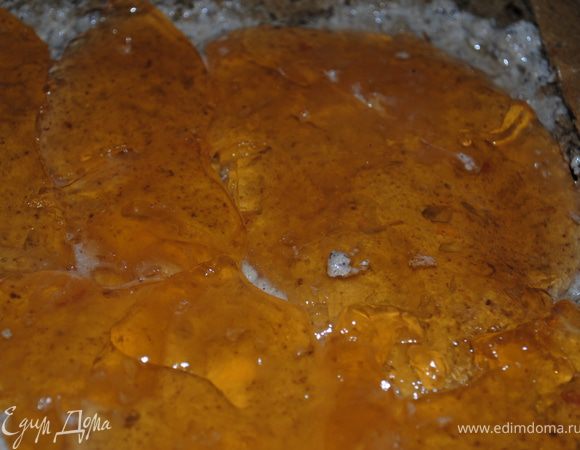 Сверху выкладываем желе, которое я сделала заранее и заморозила, из сока апельсина и желатина. Затем опять крем.