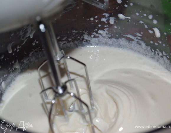 Взбиваем сливки с сахаром, добавляем толченый миндаль и тертый шоколад.
