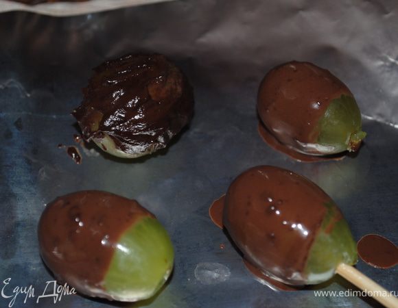 я виноград обмакивала в шоколад.