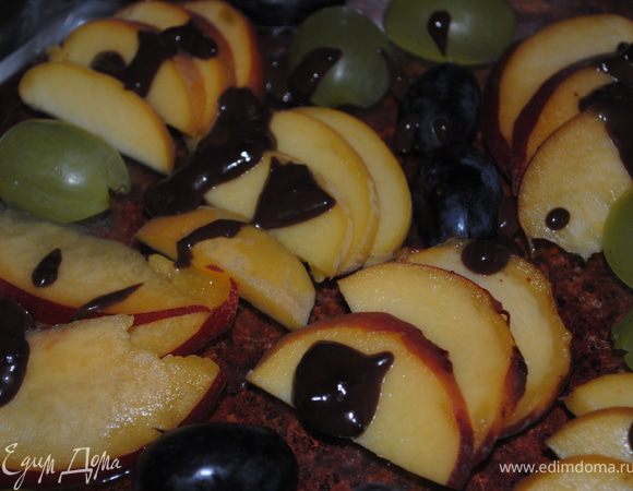 Красиво нарезаем фрукты и выкладываем в форму. Растворить желатин. С апельсина выдавить сок, и приготовить желе, залить им фрукты. Заморозить.