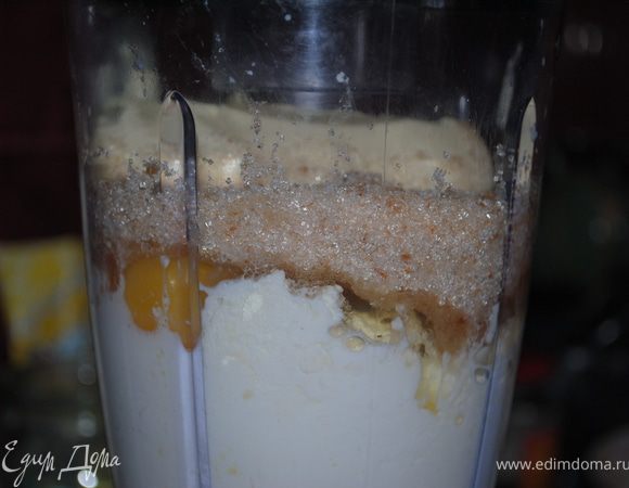 В блендере взбить творог, масло и сливки. Отдельно растворить на огне желатин, и когда немного остынет влить в творог.