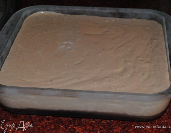 Еще раз все перемешать и влить сверху уже остывшего желе. Когда полностью все остынет, погрузить на 2 минутки в горячую воду перевернуть.