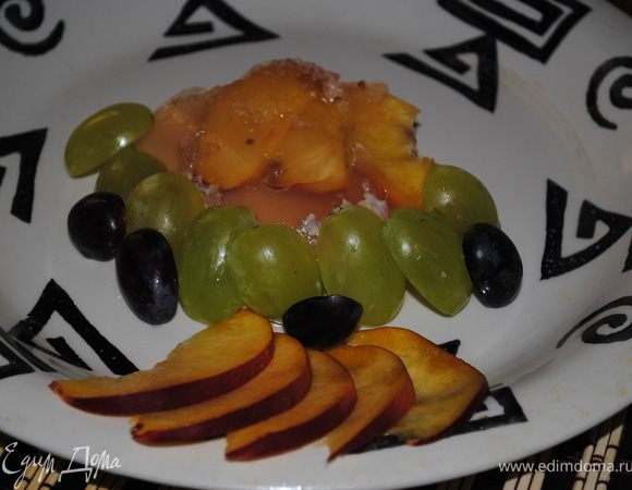 Нарезать порционными кусочками и украсить фруктами.