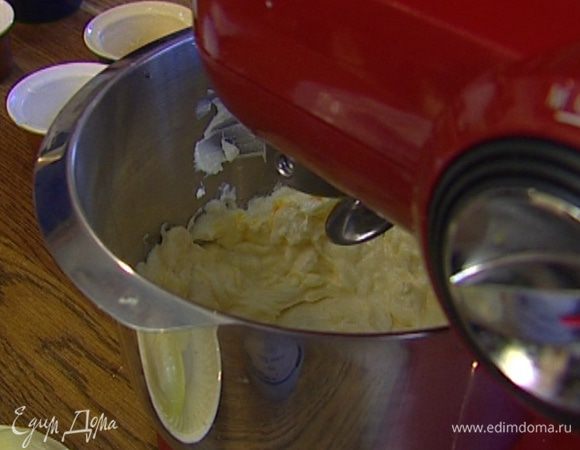 Приготовить чизкейки: творог, сливочный и козий сыр, яйцо, сахар и щепотку соли вымешать в комбайне с помощью насадки для теста, затем добавить взбитый перец, 1 ч. ложку листьев тимьяна, поперчить и перемешать.. 