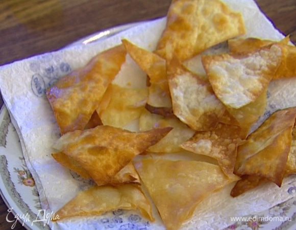 Разогреть в глубокой сковороде растительное масло, опускать в него кусочки лаваша и обжаривать, пока не получатся чипсы. Выложить на бумажное полотенце, чтобы избавиться от лишнего масла.