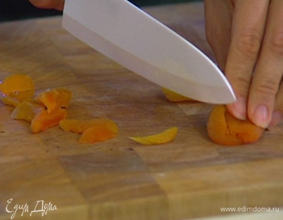 Курагу порезать кусочками.