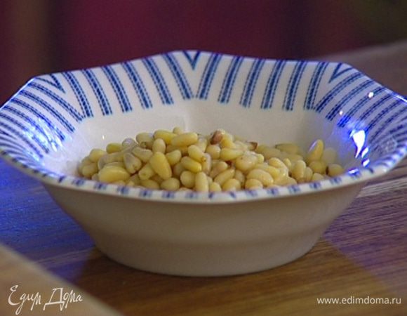 Кедровые орехи слегка обжарить на сухой сковороде.