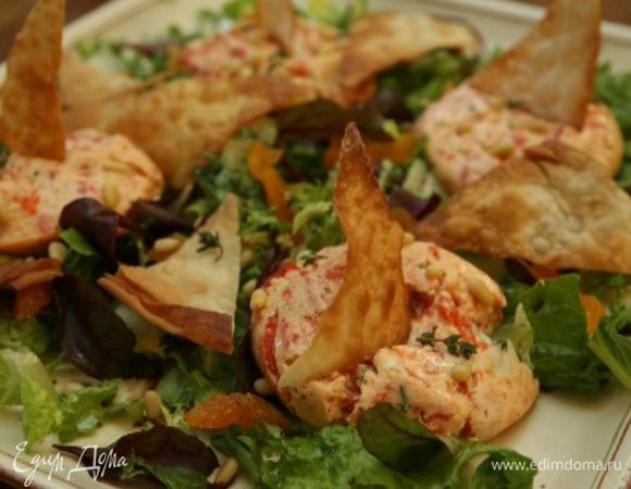 Перевернув, выложить на салат остывшие чизкейки, присыпать все оставшимся тимьяном и кедровыми орехами, сверху разложить чипсы.