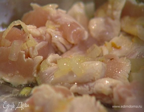 Куриные грудки нарезать длинными тонкими полосками, выложить в сковороду к луку с чесноком и, помешивая, обжаривать в течение 2−3 минут. 