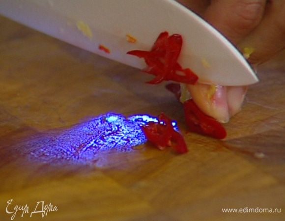 Перец чили, удалив семена, нарезать кольцами.