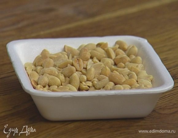 Арахис слегка измельчить в ступке.