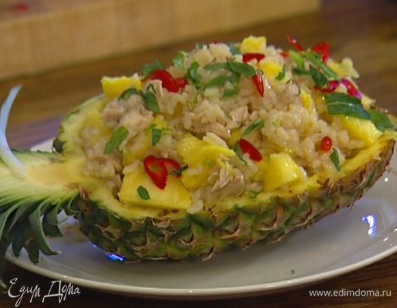 Наполнить половинки ананаса получившейся начинкой и присыпать перцем чили, арахисом, листьями мяты и кинзы.