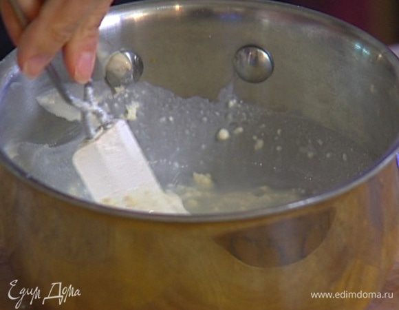 Приготовить закваску: подогреть молоко со сливками, добавить дрожжи и 1 ст. ложку муки, все перемешать и дать постоять 10‒15 минут при комнатной температуре.