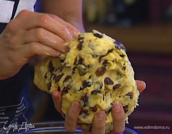 Добавить шафранную воду вместе с лепестками, цедру лимона, закваску и изюм. Вымешать все с помощью насадки для теста, затем немного руками, выложить в теплую миску, смазанную маслом, затянуть пленкой и отправить на час в теплое место.