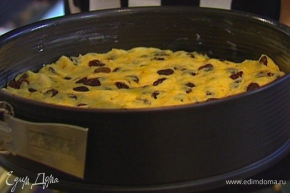 Переложить тесто в смазанную маслом разъемную форму, оставить на 10 минут в теплом месте, затем выпекать в разогретой духовке 40−50 минут.
