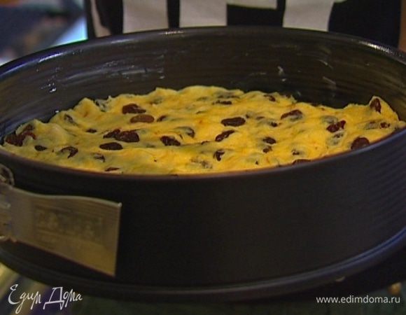 Переложить тесто в смазанную маслом разъемную форму, оставить на 10 минут в теплом месте, затем выпекать в разогретой духовке 40−50 минут.