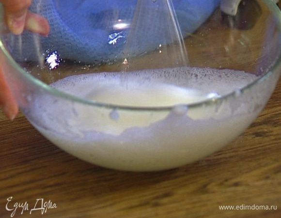 Белки со щепоткой соли взбить миксером в крепкую пену.