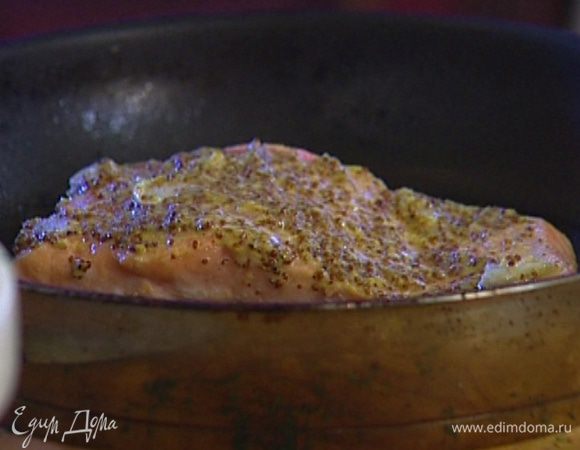 Смазать получившимся соусом верхнюю часть рыбы, уложить ее кожей вниз на разогретую сухую сковороду, которую можно ставить в духовку, и жарить около 3 минут, затем отправить на 5−6 минут в разогретую духовку под гриль.