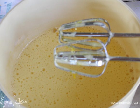 Яйца взбить с сахаром.