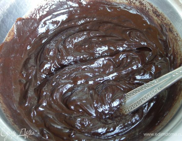 Шоколад со сливками растопить на водяной бане.