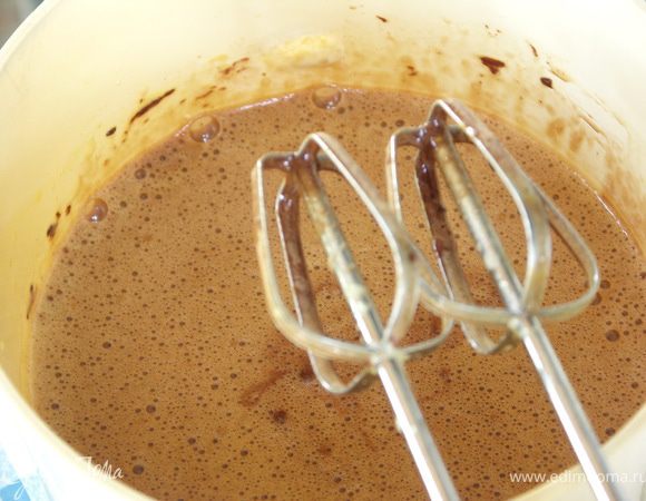 К яйцам добавить шоколад.Соединить миксером на маленькой скорости.