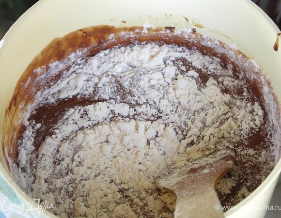 Лопаткой вмесить просеянную муку с разрыхлителем.