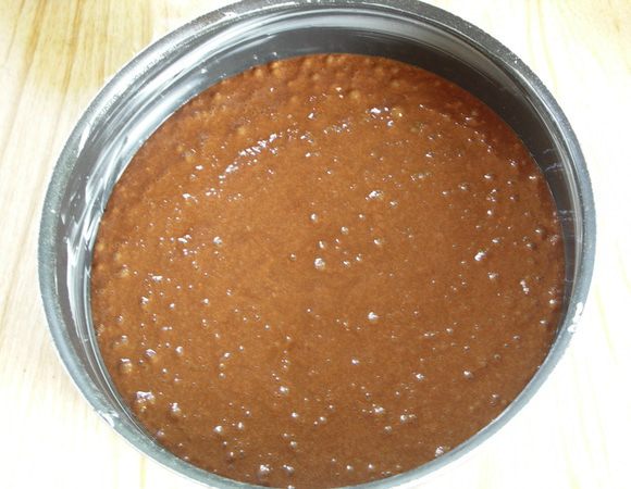 Выложить тесто в смазанную сливочным маслом форму и выпекать в разогретой духовке(180-190С)примерно 40 мин.Точнее ориентируйтесь на свою печь.