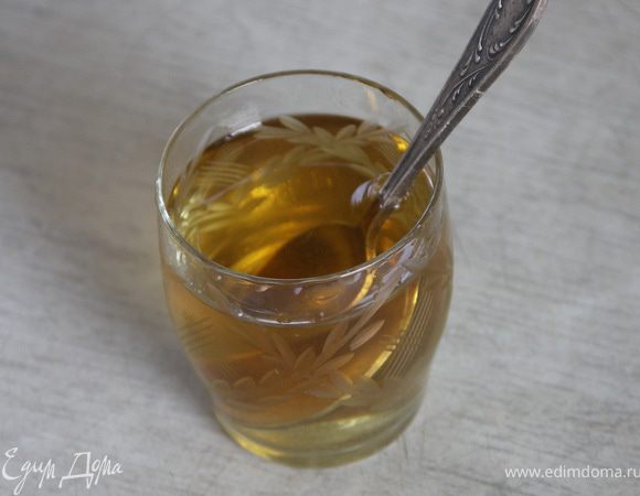 Добавить в виски пакетик ванильного сахара или пудры,перемешать.Равномерно пропитать пирог.П.С.:Если по каким-то причинам вы против алкоголя,можно заменить его слабо концентрированным ароматным сиропом или крепким сладким чаем(эрл грей например).