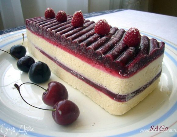 За полчаса до употребления поставить семифредо из морозилки в холодильник, чтобы десерт стал слегка мягким. При подаче украсить ягодами на Ваш вкус.