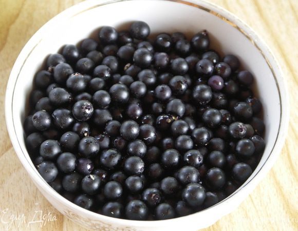 Сверху поливаем торт сгущённым молоком и посыпаем ягодами.(Ягоды собираем самые спелые,именно они в небольших количествах не являются ядовитыми;))