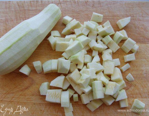 Кубиками порезать кабачки, обжарить немного в сковороде