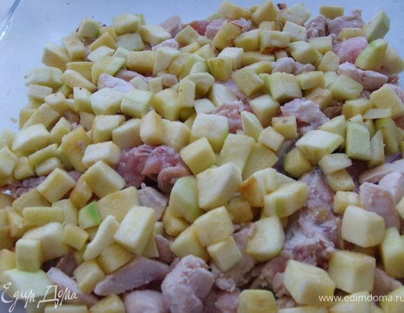 и уложить вторым слоем поверх курицы