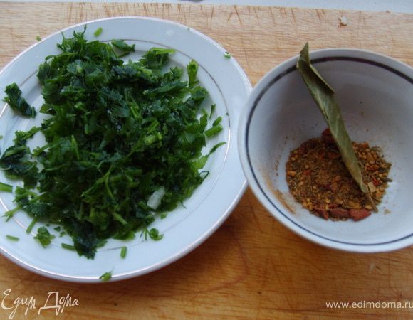 Нарубить зелень и приготовить специи