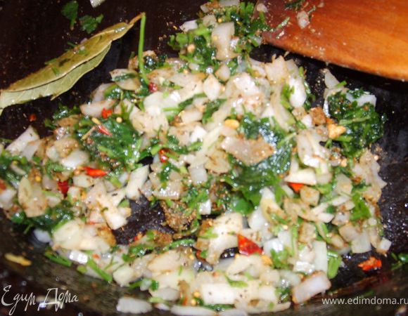 Теперь обжариваем наш лук, с зеленью и специями