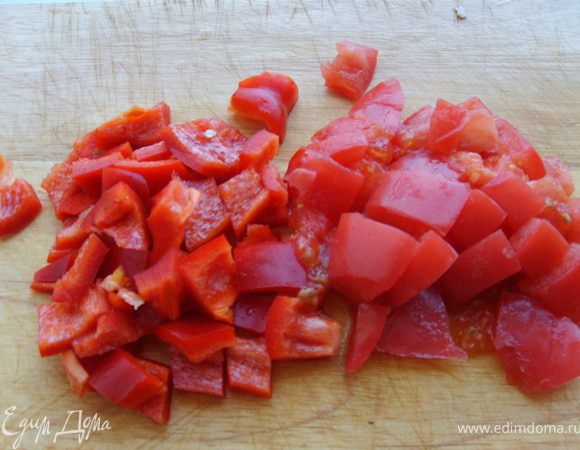 Теперь теперь перец и помидорчик режем квадратиками, и укладываем 4 слоем
