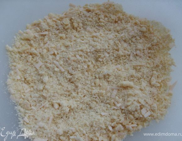 Готовим крамбл: сыр натереть на терке, добавить кунжут, манку, масло и муку, все перетереть в крошку