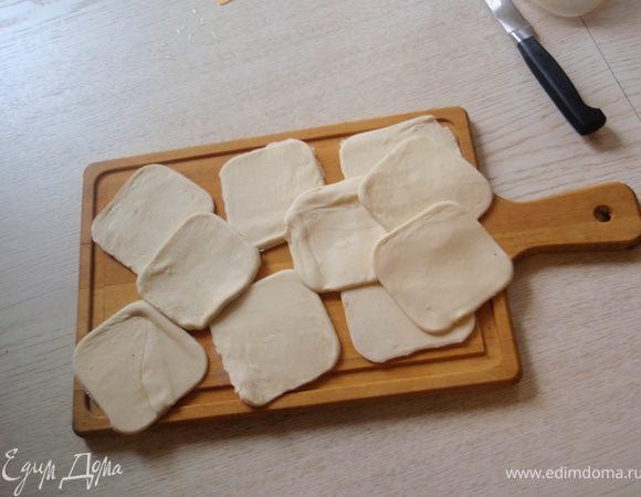 Тесто раскатать, разделить на квадратики. Всего 10 штук у меня вышло из 250 гр. теста.