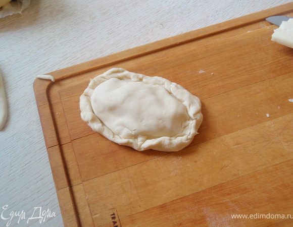 Сверху накрыть таким же раскатанным квадратиком и хорошенько скрепить края.