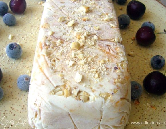 За полчаса до употребления поставить семифредо из морозилки в холодильник, чтобы десерт стал слегка мягким. При подаче украсить десерт ягодами по вкусу.
